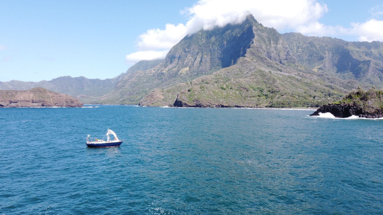 Dronefoto: de Blue Beryl op haar noodtuig bij aankomst op Hiva Oa