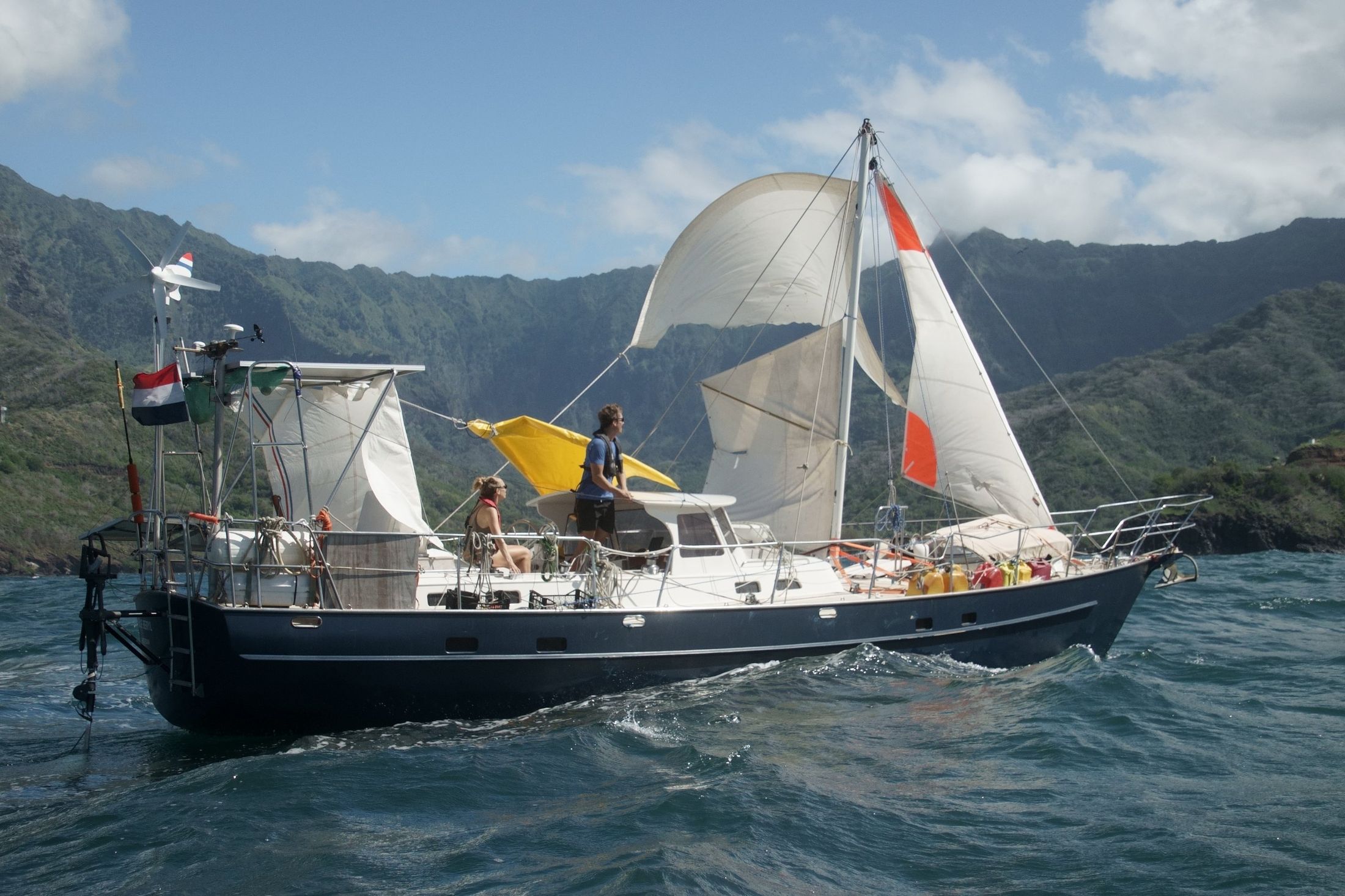 De Blue Beryl op haar noodtuig voor de kust van de Marquesas